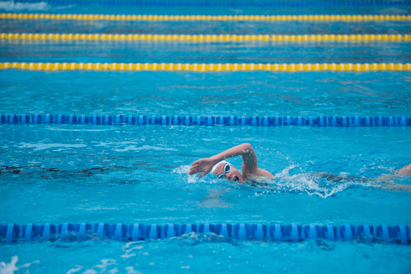 persona nadando en una piscina en una clase de natación