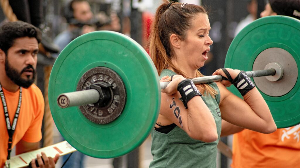 Mujer participando en una competición de Crossfit