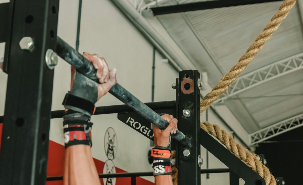 Persona entrenando en el crossfit con calleras