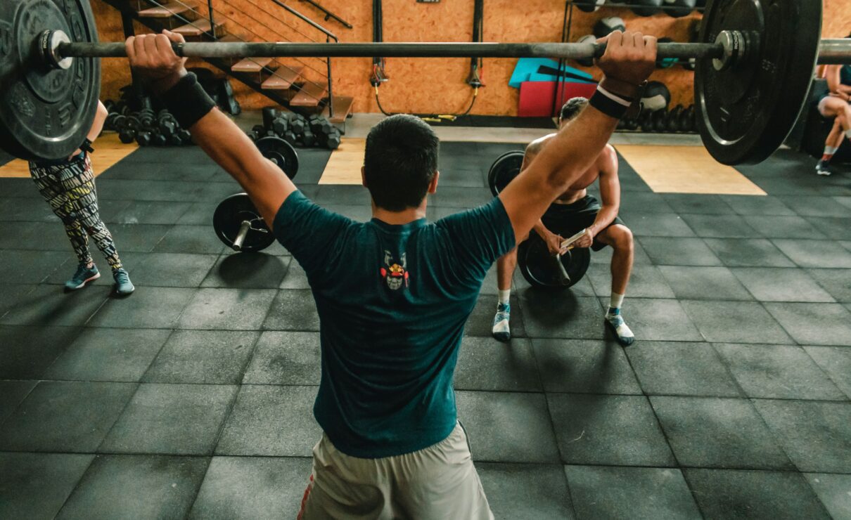 Personas entrenando en un Box de CrossFit