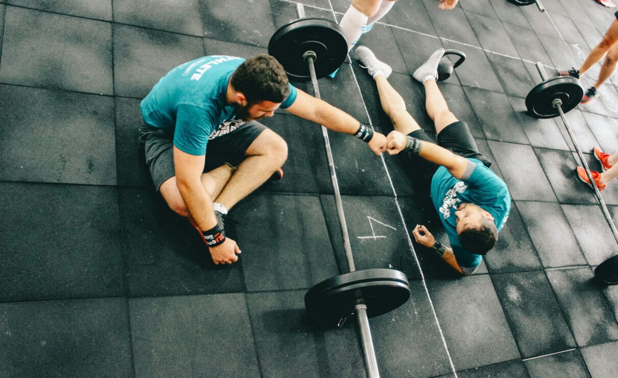 dos personas felicitándose después de haber hecho CrossFit