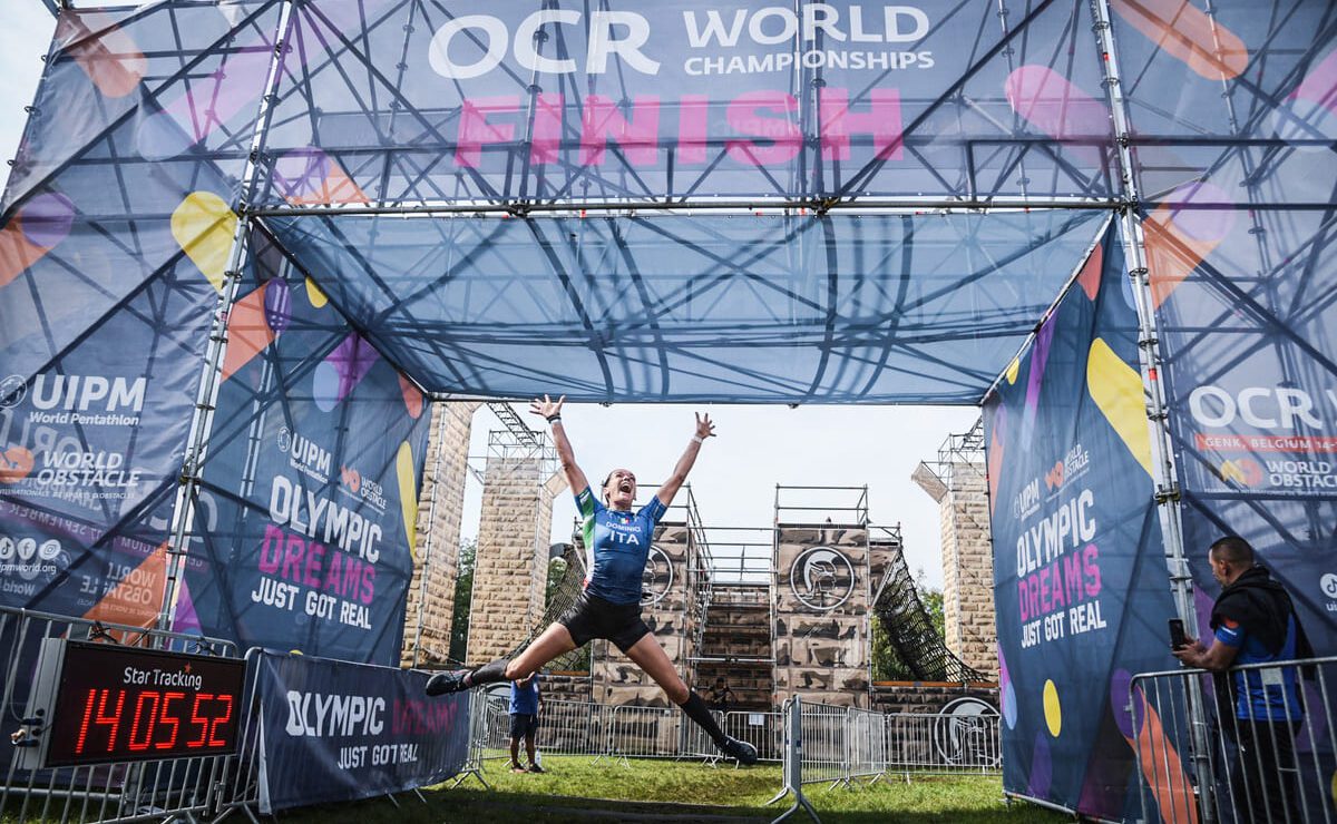 Mujer participando en una carrera OCR
