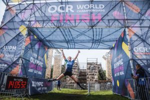 Mujer participando en una carrera OCR