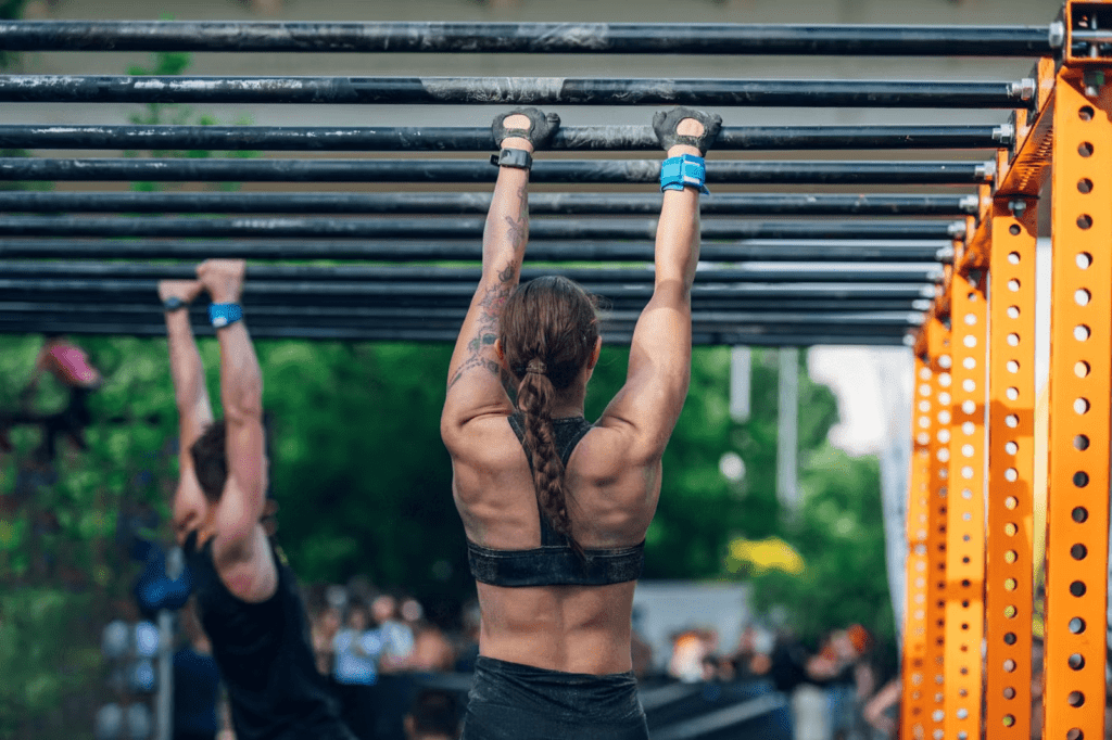 chica y chico participando en una carrera de obstáculos 