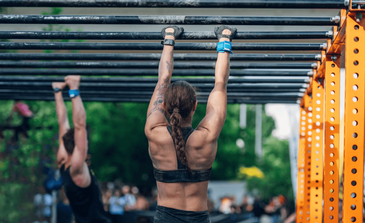 chica y chico participando en una carrera de obstáculos