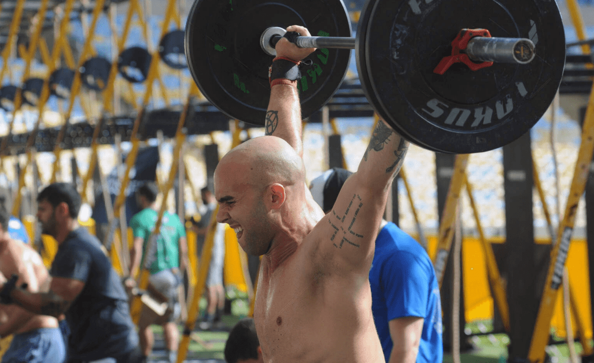 Persona participando en una competición de crossfit, Vigo os Battels os teams 2024
