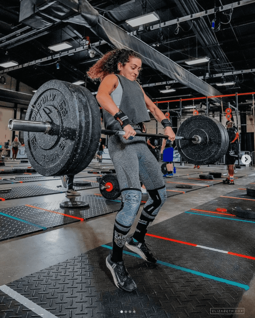 ATLETA HACIENDO EL SNACH CROSSFIT