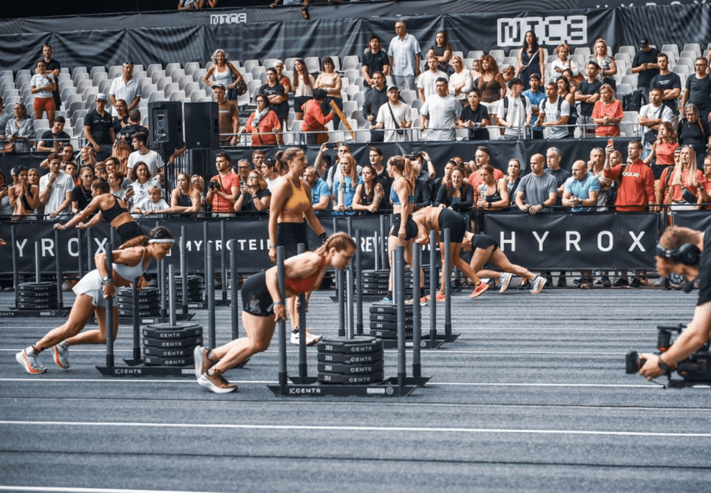 Grupo de personas participando en una competición de Hyrox