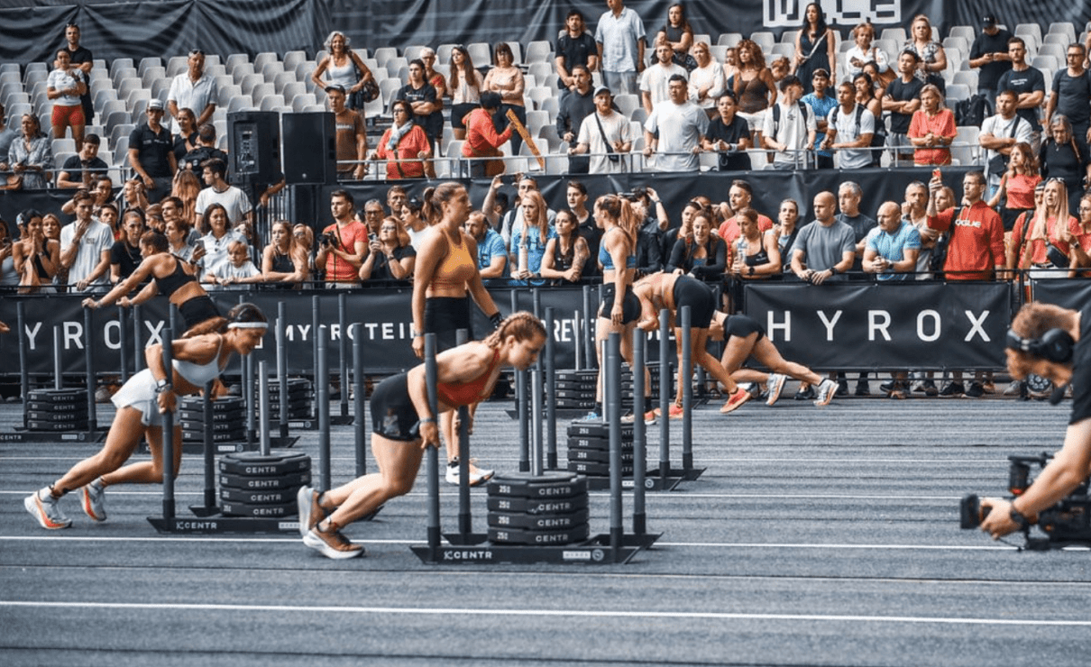Grupo de personas participando en una competición de Hyrox