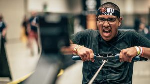 Hombre participando en una competición DEKA