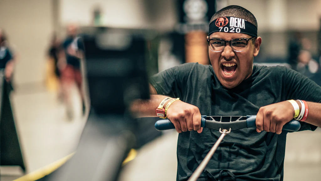 Hombre participando en una competición DEKA