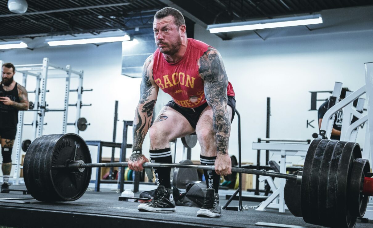 Strongman: hombre entrenando fuerza y resistencia